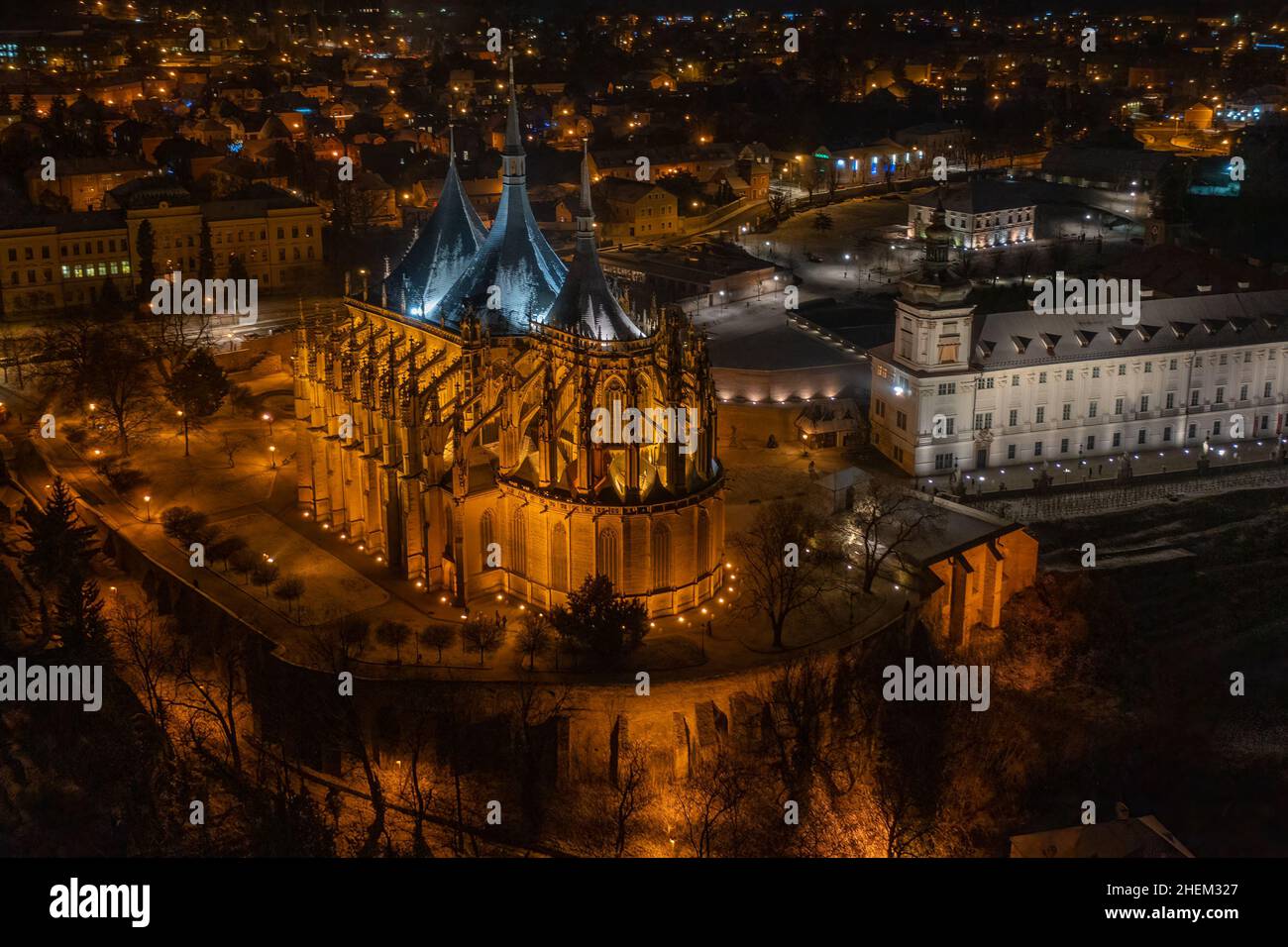 Die gotische Kathedrale der hl. Barbara in Kutna Hora und das Alte Jesuitenkolleg bei Nacht, Böhmen. UNESCO-Weltkulturerbe in der Tschechischen Republik Stockfoto