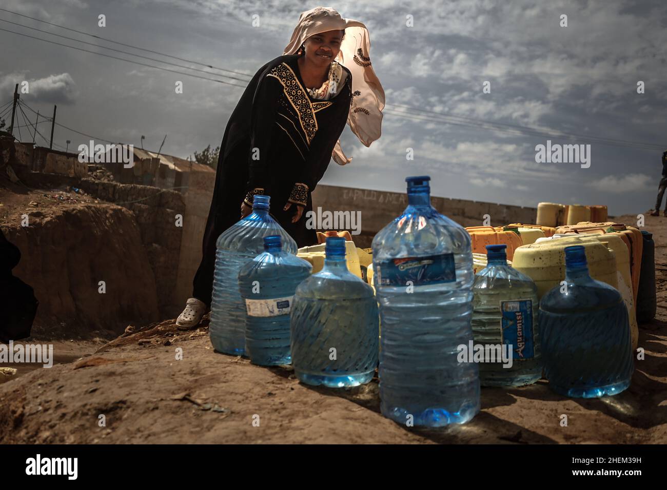 Nairobi, Kenia. 11th Januar 2022. Eine Frau kümmert sich um ihre Wasserjerrykane während eines kostenlosen kommunalen Wasserdienstes der Nairobi Metropolitan Services (N.M.S) in den Slums von Kibera, Nairobi. Die meisten Einwohner von Nairobi erleben weiterhin den täglichen Mangel und den Mangel an Wasser. N.M.S hat die Verantwortung übernommen, den meisten Bewohnern in einigen armen Gemeinden den Zugang zu kostenlosen und häufigen Trinkwasserdiensten zu ermöglichen. (Bild: © Donwilson Odhiambo/ZUMA Press Wire) Stockfoto