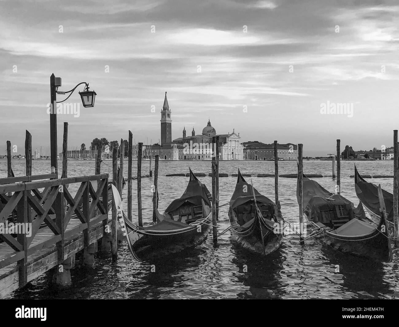 Verschwommene Gondeln am Markusplatz mit Blick im frühen Morgenlicht auf die Insel San Georgio Maggiore in Venedig Stockfoto