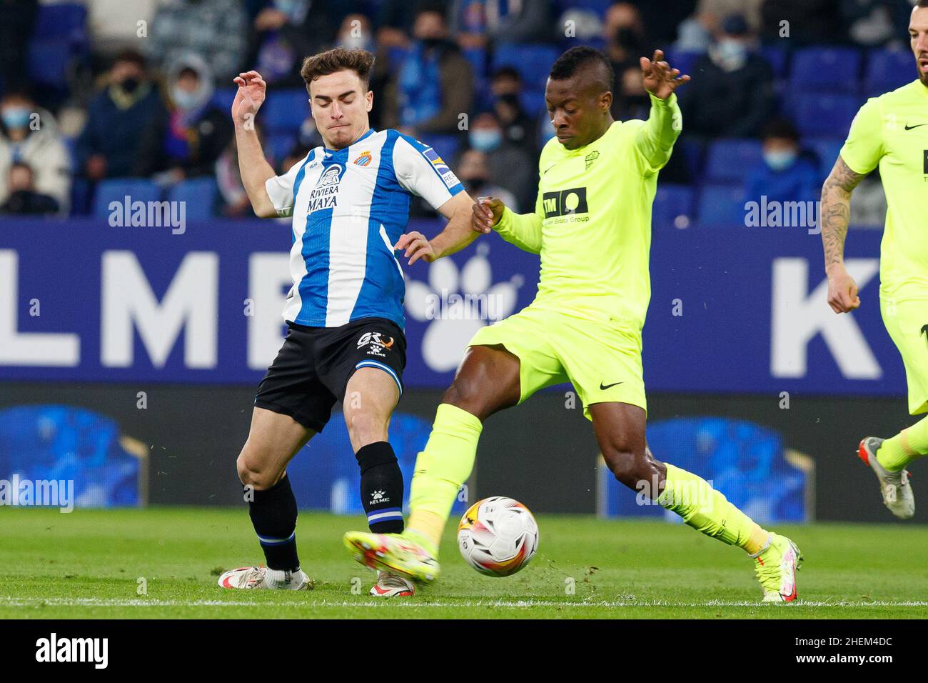 Barcelona, Spanien. 10/01/2022, Adria Pedrosa von RCD Espanyol in Aktion mit Helibelton Palacios von Elche CD während des La Liga-Spiels zwischen RCD Espanyol und Elche CD im RCDE Stadium in Barcelona, Spanien. Stockfoto