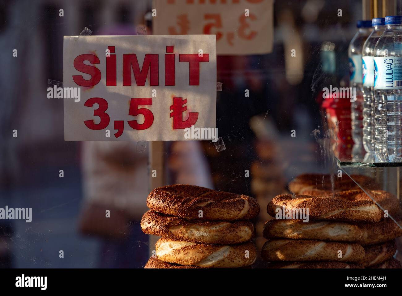 Istanbul, Türkei. Januar 5th 2022 Türkische Simit zum Verkauf bei 3,50 Lira. Steigende Inflation und Währungswechselprobleme führen zu einem Anstieg der Grundnahrungsmittel Stockfoto