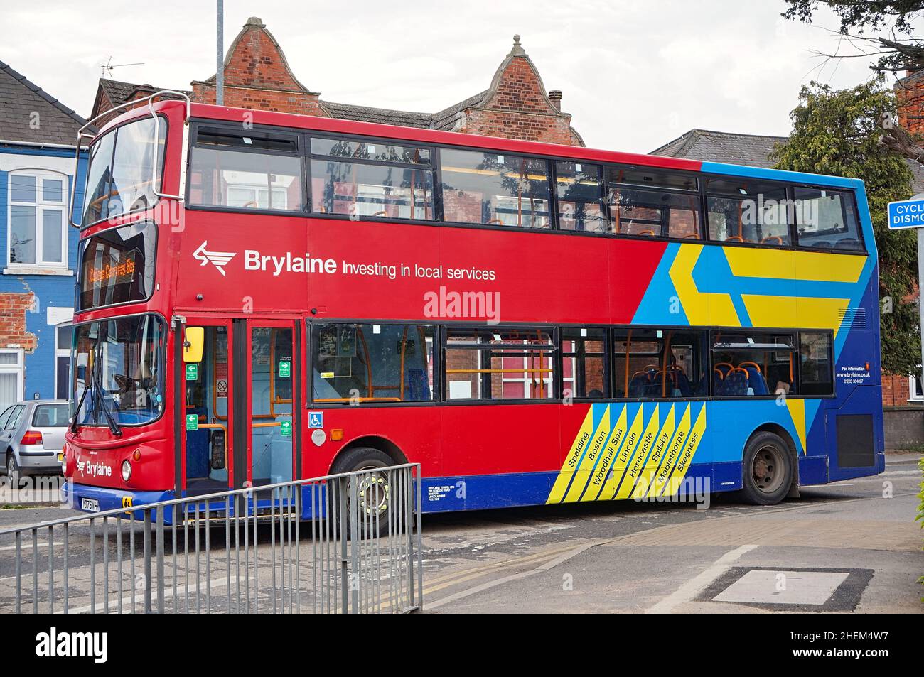 Ein roter Brylaine Doppeldeckerbus, der eine Ecke an einer Hauptstraße abbiegt Stockfoto