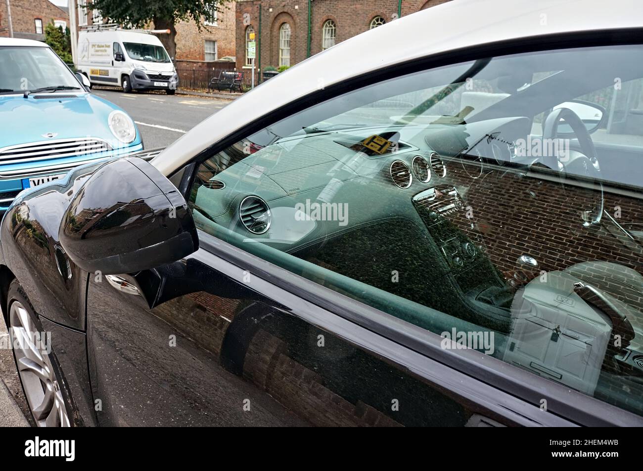 Beifahrerfenster und Außenspiegel aus schwarzem Peugeot RCZ Sportwagen-Coupé. Lincolnshire, Großbritannien, Okt. 2021 Stockfoto