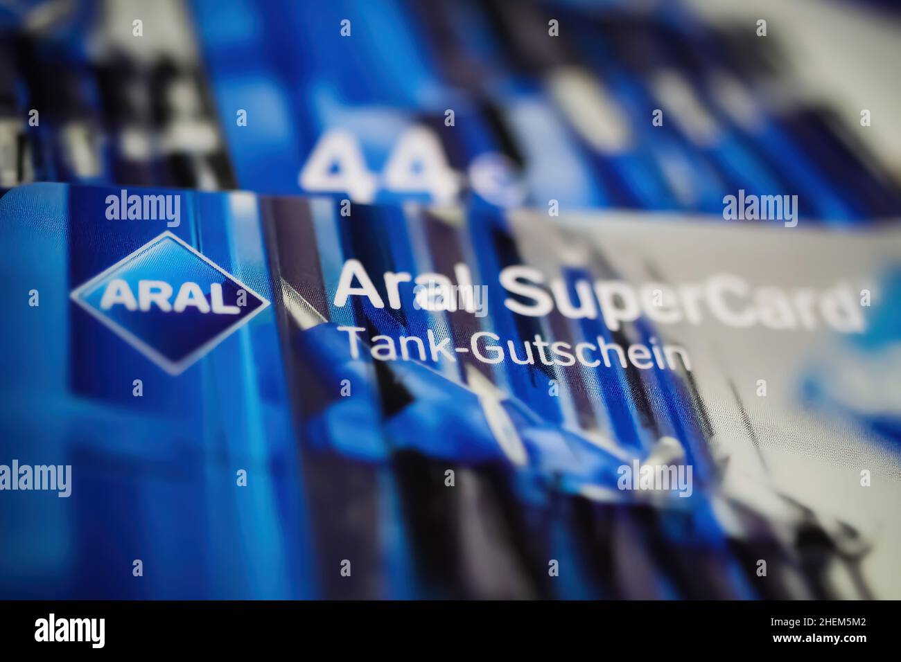 Viersen, Deutschland - Dezember 9. 2021: Nahaufnahme der Aral supercard 44 Euro Tankgutschein Stockfoto