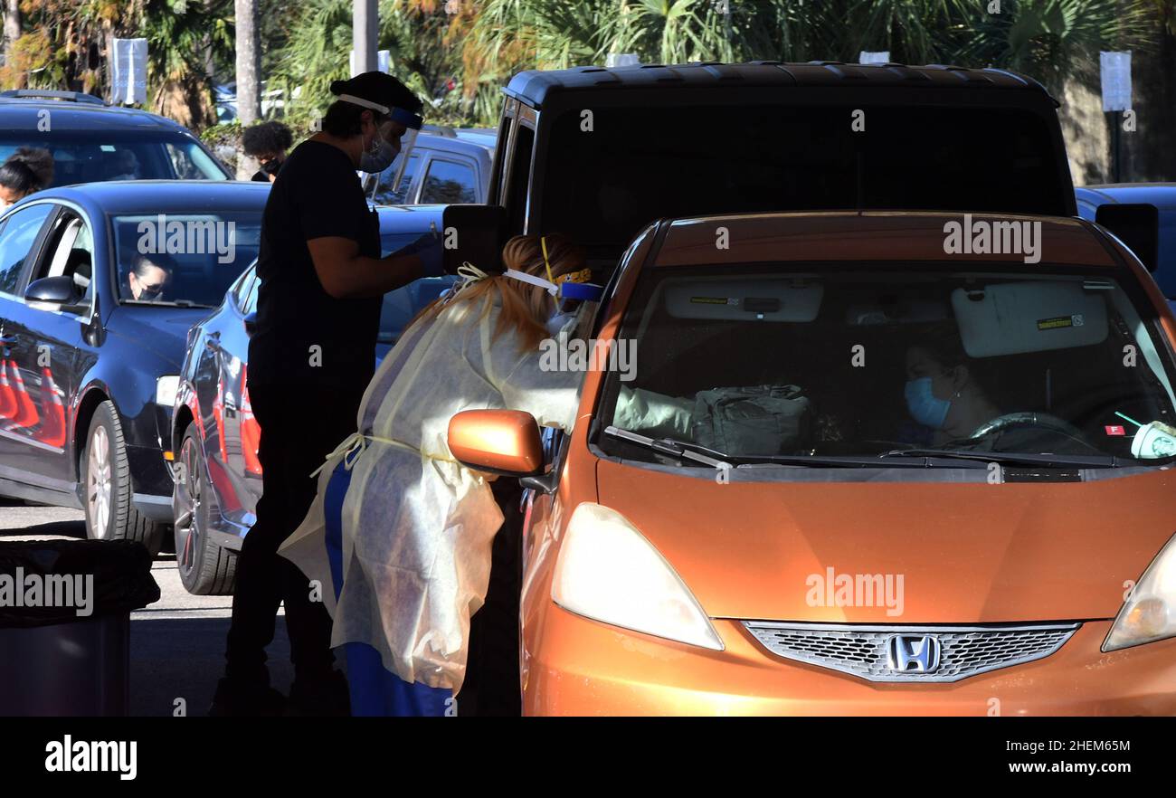 Orlando, Usa. 11th Januar 2022. Mitarbeiter des Gesundheitswesens nehmen Nasenabstrichproben auf einem Drive-Thru-Testgelände des Typs COVID-19 im Camping World Stadium ab. Dies ist die vierte Massenteststelle, die in den letzten Wochen in der Region eröffnet wurde, da Florida aufgrund der Ausbreitung der Omicron-Variante weiterhin Infektionsrekorde bricht. Kredit: SOPA Images Limited/Alamy Live Nachrichten Stockfoto