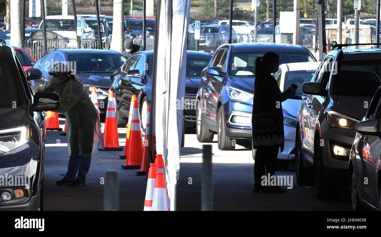 Orlando, Usa. 11th Januar 2022. Mitarbeiter des Gesundheitswesens nehmen Nasenabstrichproben auf einem Drive-Thru-Testgelände des Typs COVID-19 im Camping World Stadium ab. Dies ist die vierte Massenteststelle, die in den letzten Wochen in der Region eröffnet wurde, da Florida aufgrund der Ausbreitung der Omicron-Variante weiterhin Infektionsrekorde bricht. Kredit: SOPA Images Limited/Alamy Live Nachrichten Stockfoto