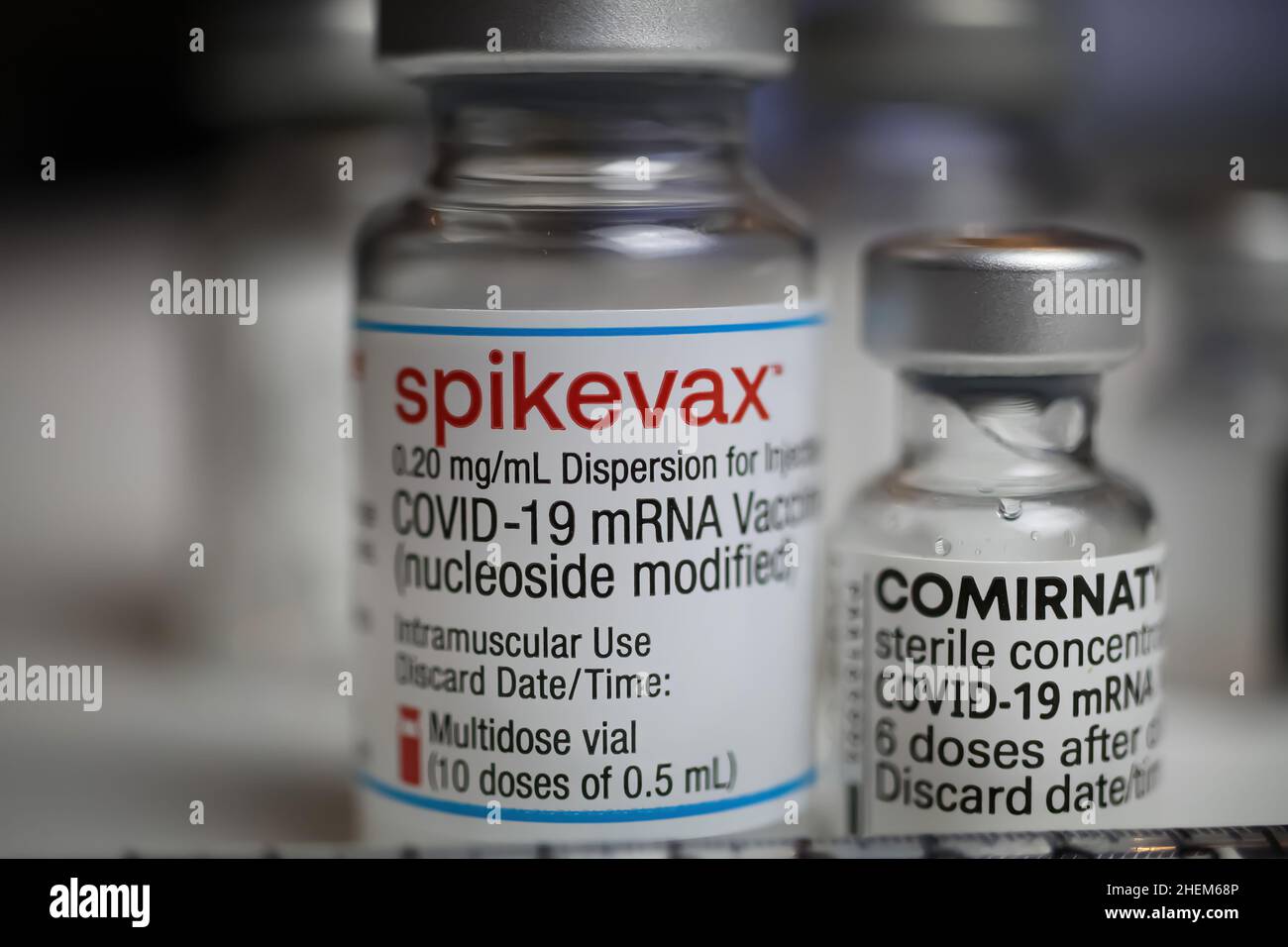 Viersen, Deutschland - Dezember 9. 2021: Nahaufnahme von biontech pfizer und Moderna Spikevax mrna covid-19 Impfstofffläschchen Stockfoto