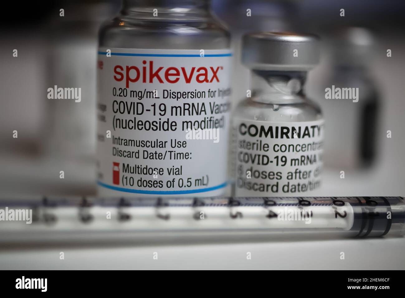 Viersen, Deutschland - Dezember 9. 2021: Nahaufnahme von biontech pfizer und Moderna Spikevax mrna covid-19 Impfstofffläschchen Stockfoto