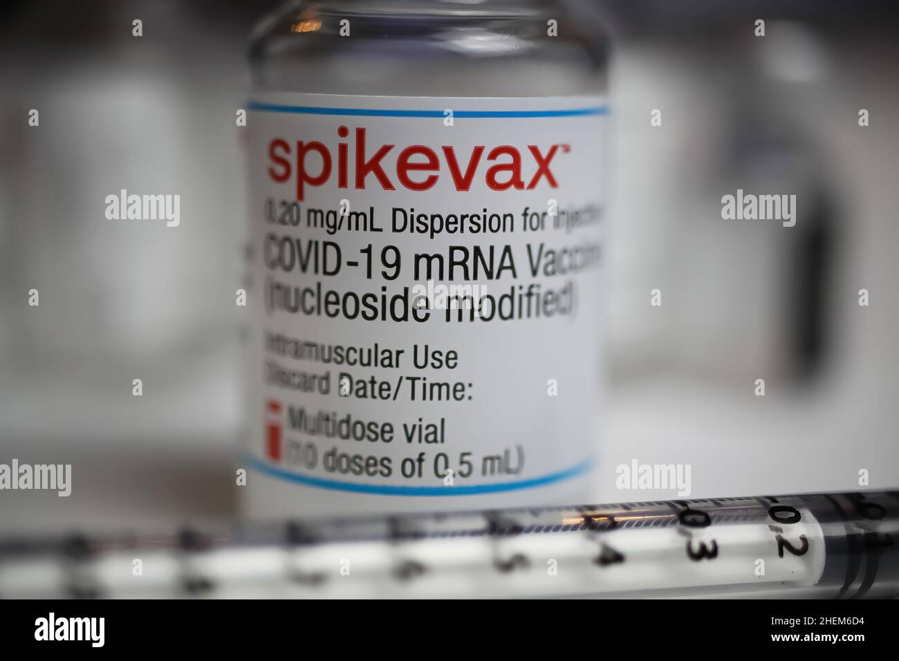 Viersen, Deutschland - Dezember 9. 2021: Nahaufnahme einer Moderna Spikavax mrna covid-19-Impfstoffflasche Stockfoto