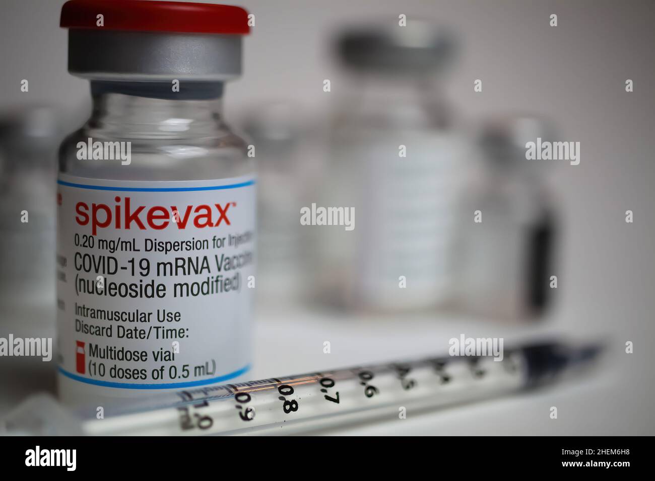 Viersen, Deutschland - Dezember 9. 2021: Nahaufnahme einer Moderna Spikavax mrna covid-19-Impfstoffflasche Stockfoto