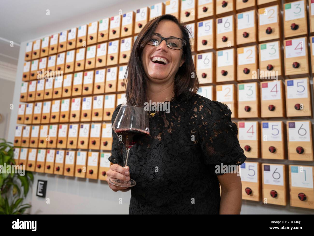 Austin Texas USA, Oktober 21 2021: Die Austin-Unternehmerin Sarah Puil von BOXT führt in ihrem Büro in der Innenstadt eine Weinprobe durch. ©Bob Daemmrich Stockfoto
