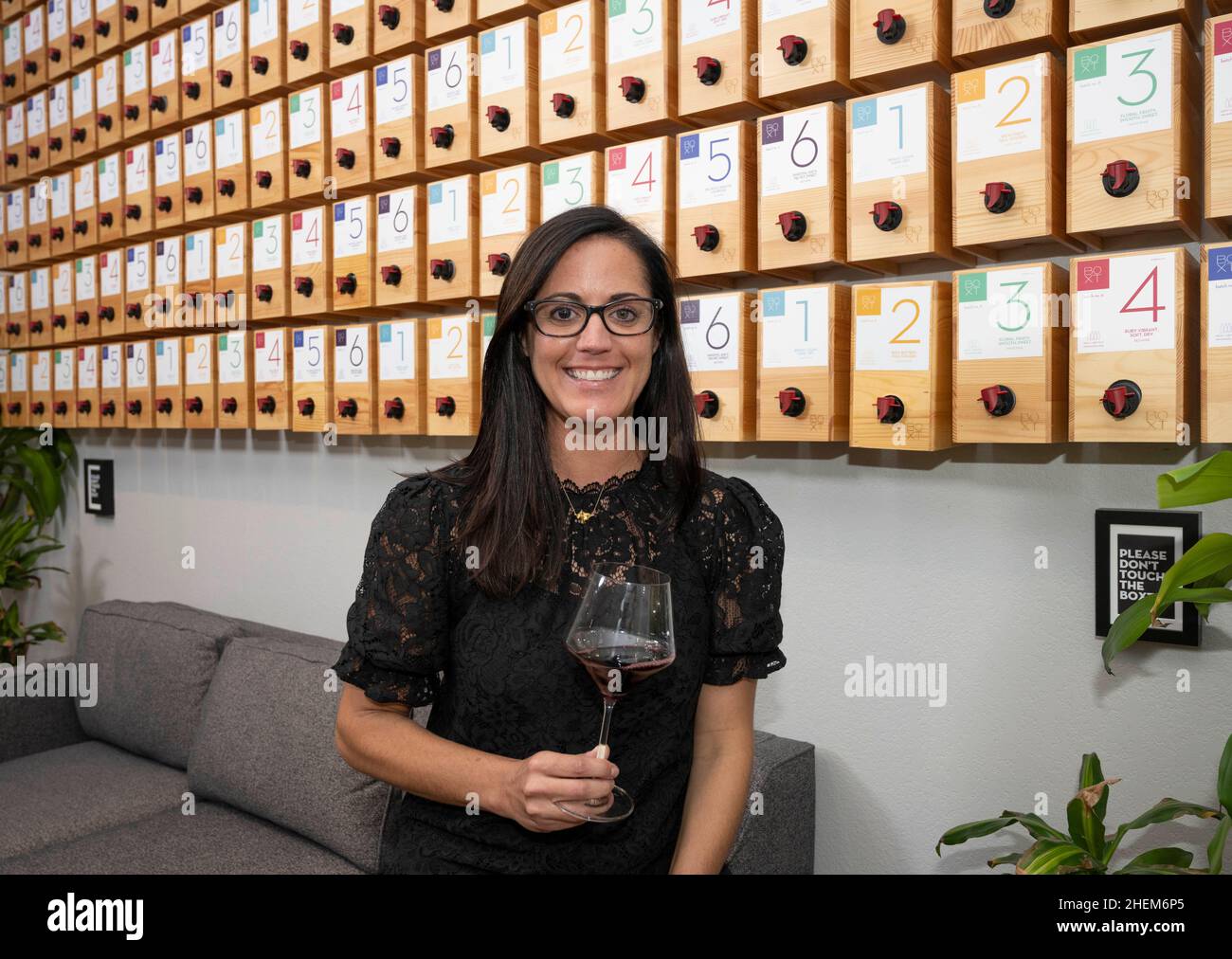 Austin Texas USA, Oktober 21 2021: Die Austin-Unternehmerin Sarah Puil von BOXT führt in ihrem Büro in der Innenstadt eine Weinprobe durch. ©Bob Daemmrich Stockfoto