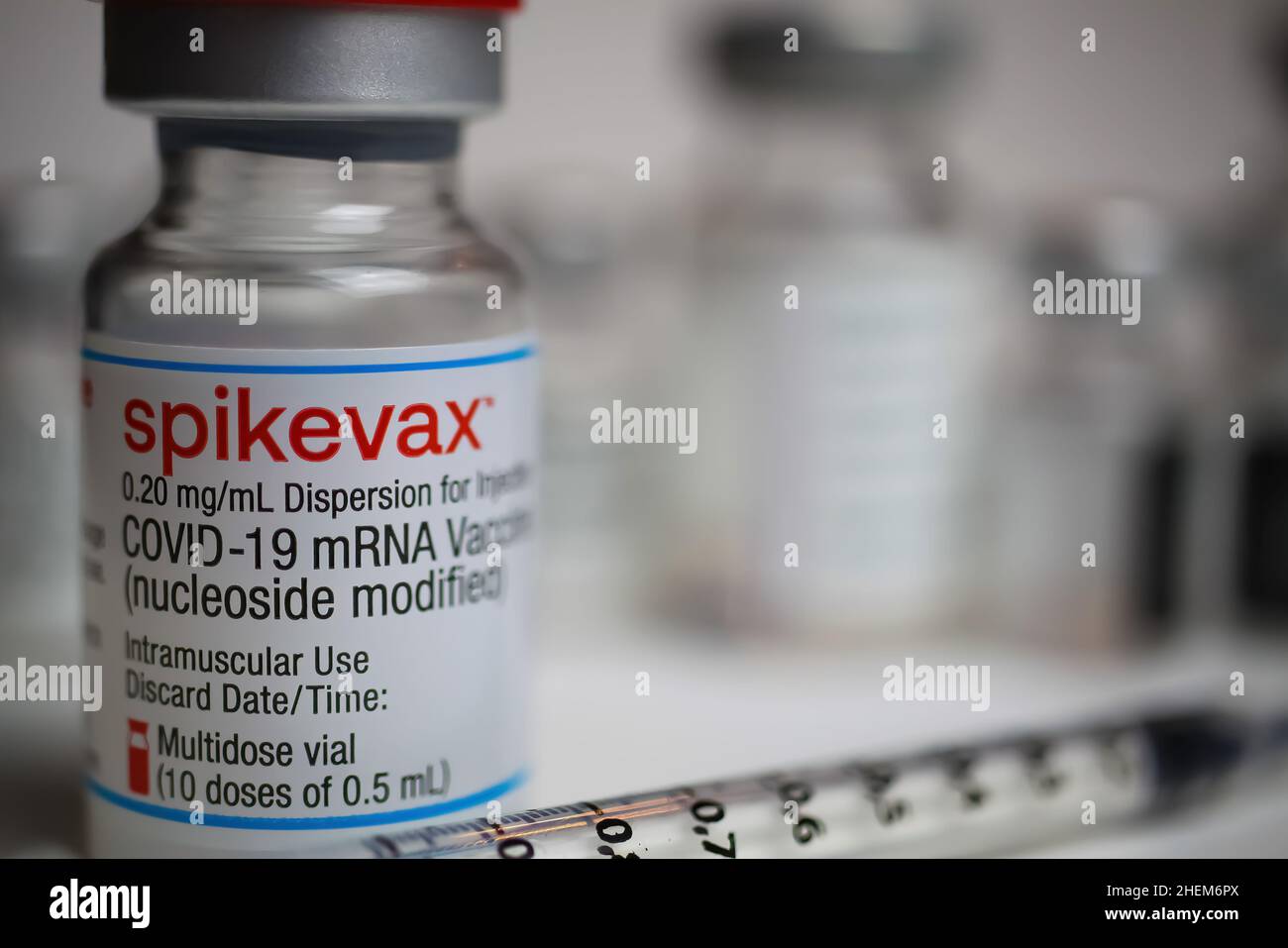 Viersen, Deutschland - Dezember 9. 2021: Nahaufnahme einer Moderna Spikavax mrna covid-19-Impfstoffflasche Stockfoto