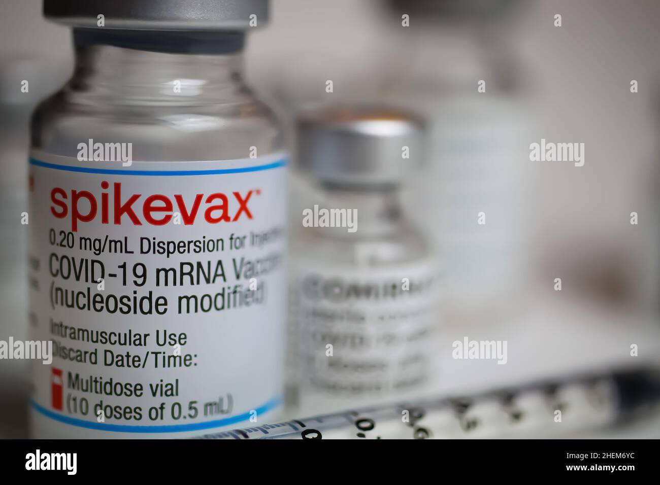 Viersen, Deutschland - Dezember 9. 2021: Nahaufnahme einer Moderna Spikavax mrna covid-19-Impfstoffflasche Stockfoto