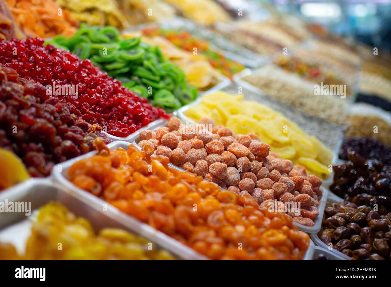 Getrocknete Früchte, Nüsse und kandierte Früchte auf dem Markt. Leckeres und gesundes Essen Foto. Stockfoto