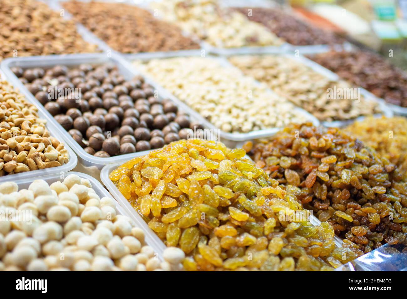 Getrocknete Früchte, Nüsse und kandierte Früchte auf dem Markt. Leckeres und gesundes Essen Foto. Stockfoto