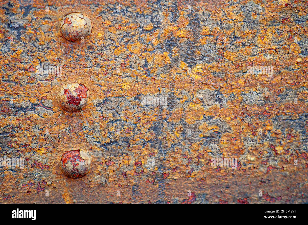 Rostige Metallstruktur mit Bolzen. Hintergrund der alten Vintage-Stahlkonstruktion mit Nieten. Stockfoto