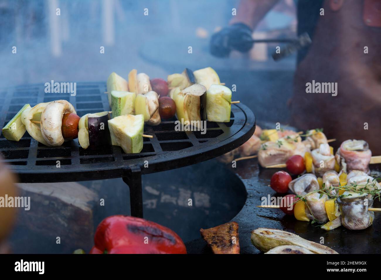 Kochen von Gemüse im Feuer Prozess. Grillen Sie gesunde Lebensmittel. Rauch auf dem Hintergrund. Stockfoto