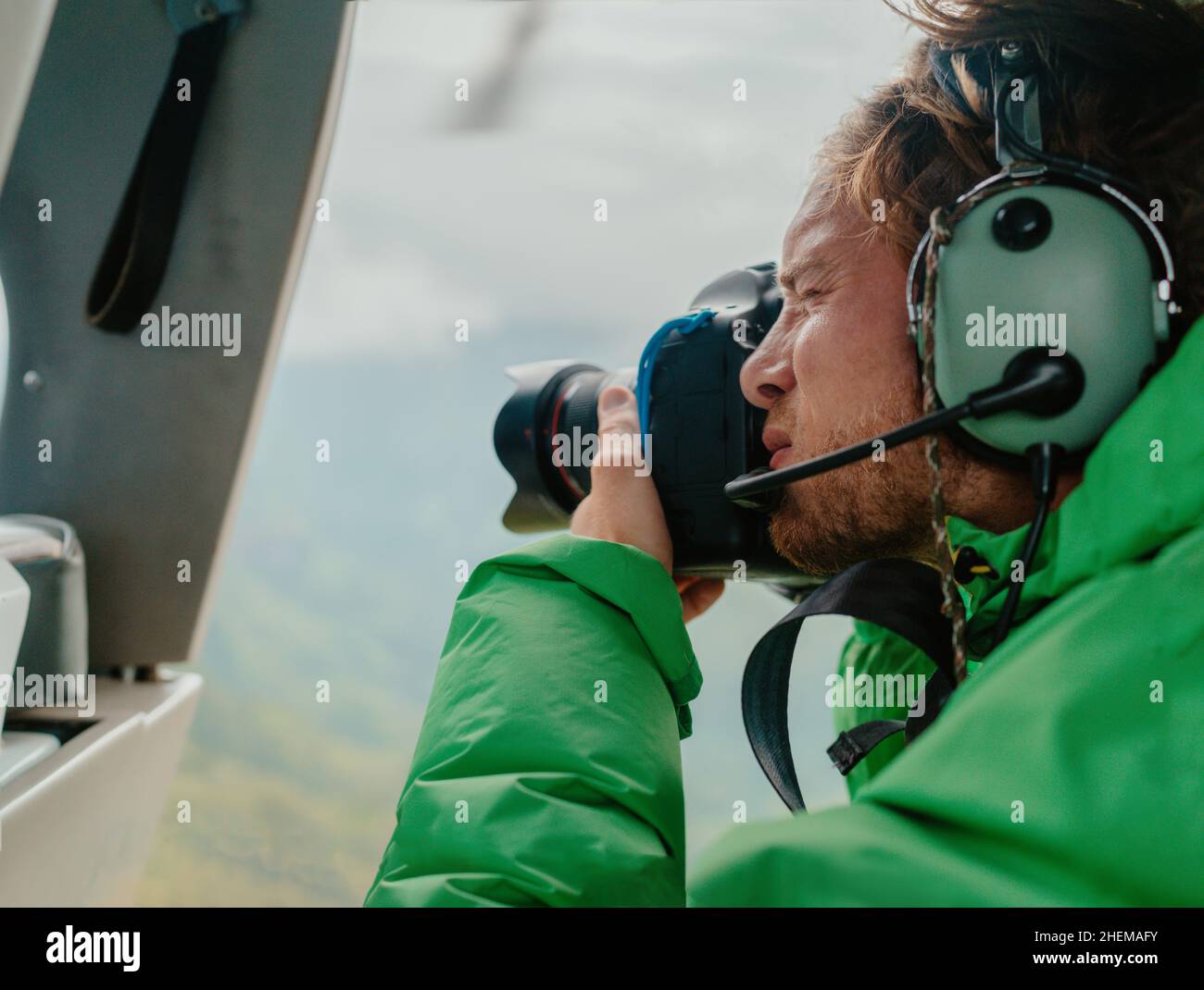 Hubschrauber Türen off ride Abenteuer Reise professionelle Mann Fotograf Tourist Blick auf Landschaft schießen Luftaufnahmen Landschaftsfotografie mit Stockfoto