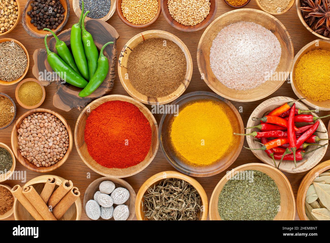Über Kopf Schuss einer Vielzahl von Gewürzen in einer Vielzahl von verschiedenen Holzschalen. Stockfoto