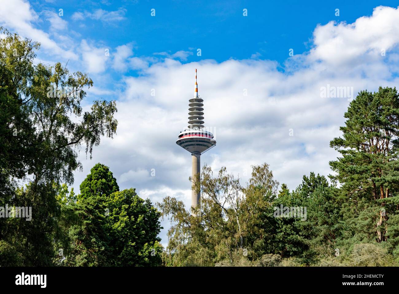 Fernsehturm in Frankfurt, Deutschland unter blauem Himmel Stockfoto