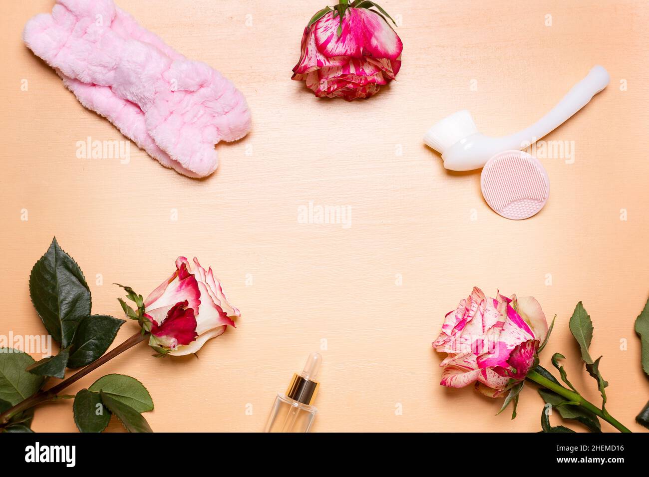 Anordnung von Rosenblumen und Beauty-Tools und Behandlung, Draufsicht mit Raum Stockfoto