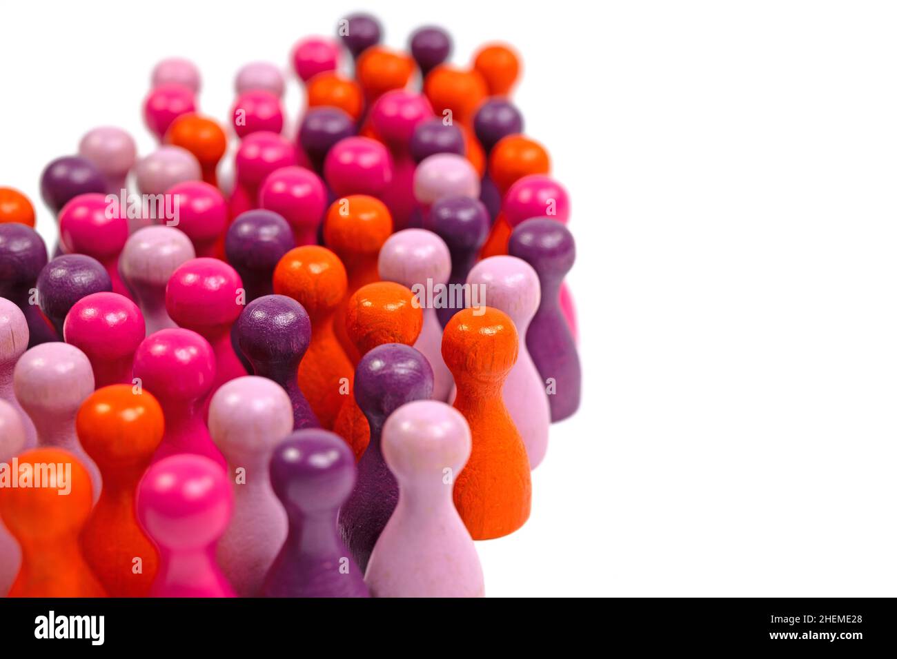 Viele bunte Holzkegel vor weißem Hintergrund Stockfoto