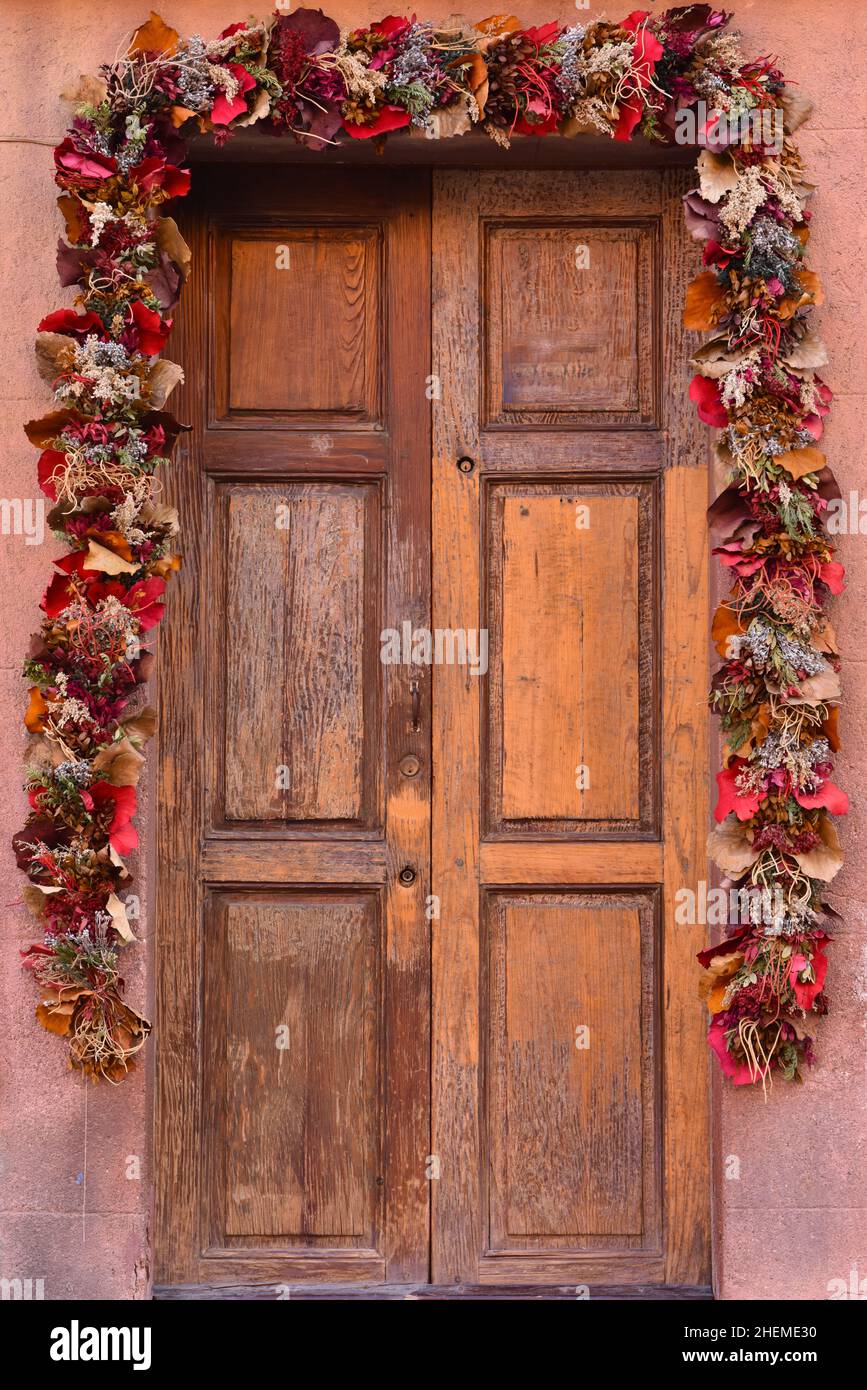 Alte Tür zu Weihnachten dekoriert, San Miguel de Allende, Mexiko Stockfoto