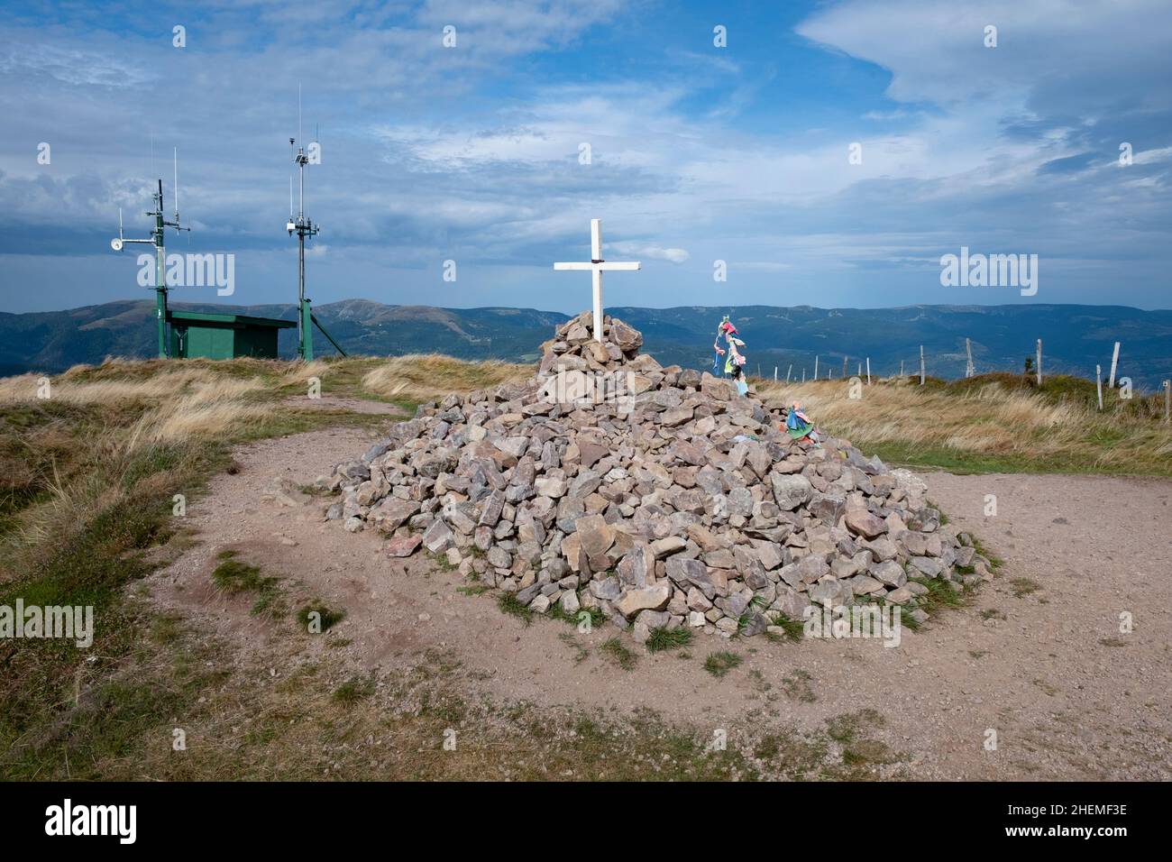 col du Petit Ballon im Elsass mit Steinhaufen, Statue der Jungfrau Maria und einem Kreuz, das den Frieden symbolisiert, Frankreich Stockfoto