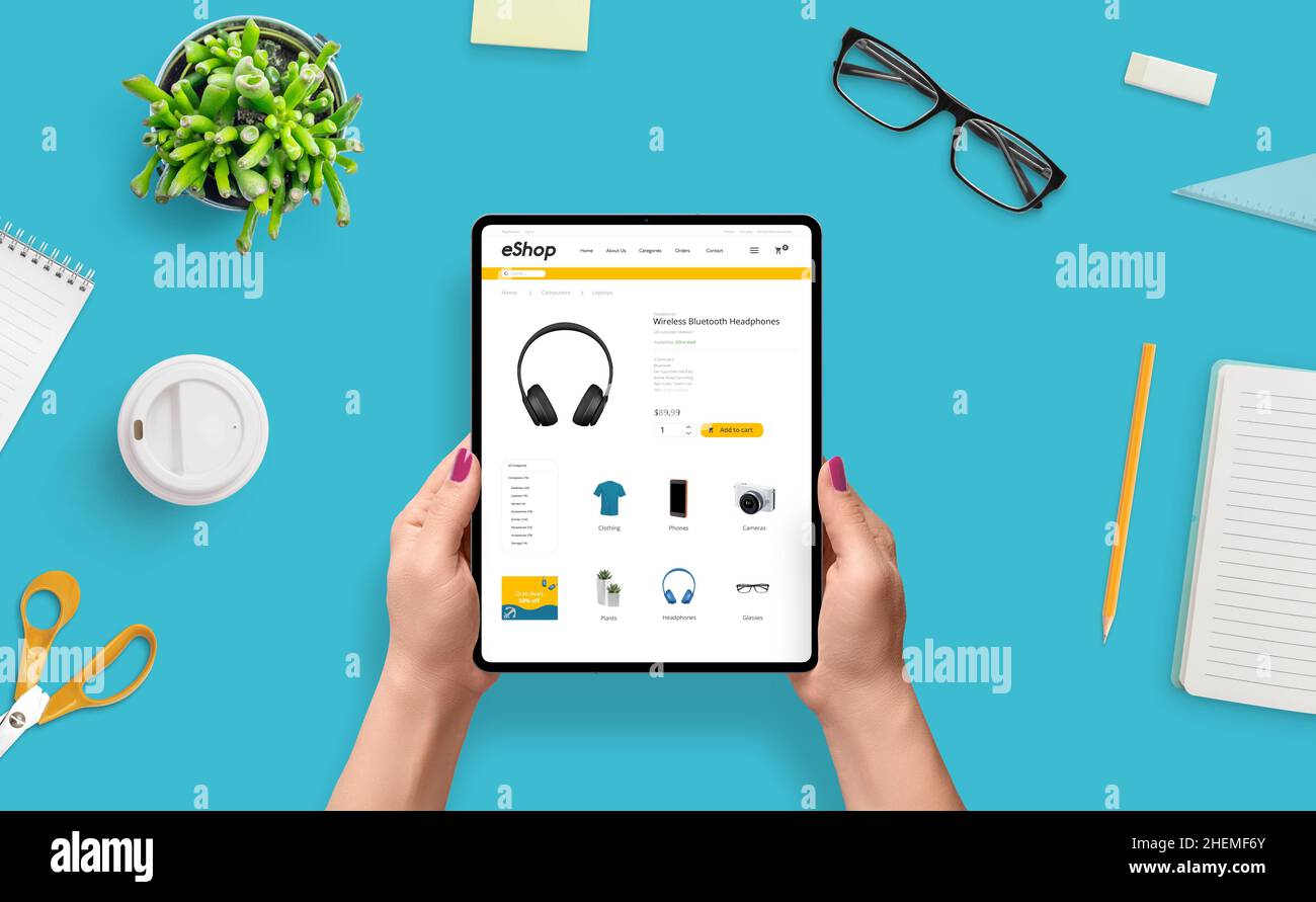 Online-Shopping mit Tablet-Konzept. Mädchen verwenden E-Commerce-Website für Kopfhörer kaufen. Draufsicht, flach liegend Stockfoto