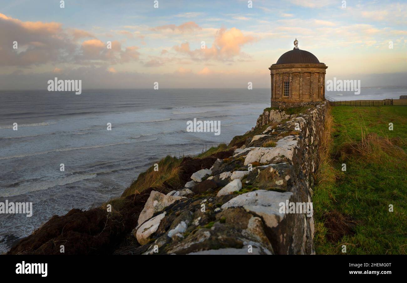 Der berühmte Mussendun-Tempel liegt majestätisch mit Blick auf den Ozean vor der North Antrim Coast. Stockfoto