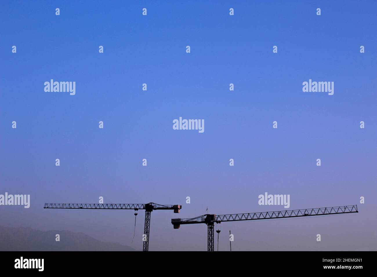 Stationärer Hebezeug. Blauer Himmel. Minimalismus Stockfoto