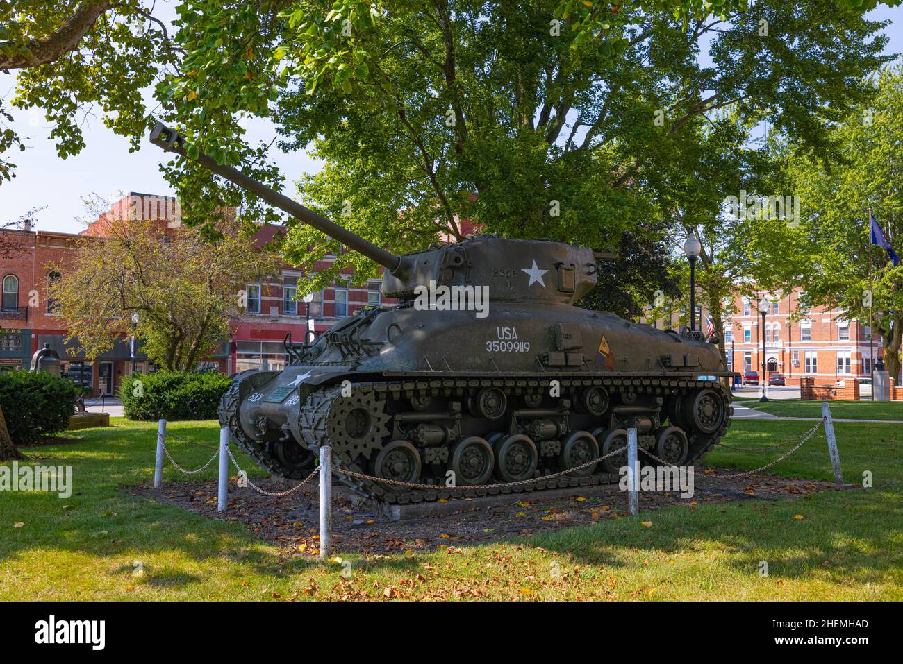 Winchester, Indiana, USA - 21. August 2021: Der Sherman von M4 im Randolph County Courthouse, der als Veteranen-Denkmal dient Stockfoto