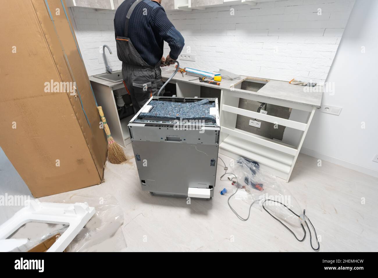 Installationsschläuche für Geschirrspüler Maschine häusliche Verbindung Rohrleitungen in der Küche Stockfoto