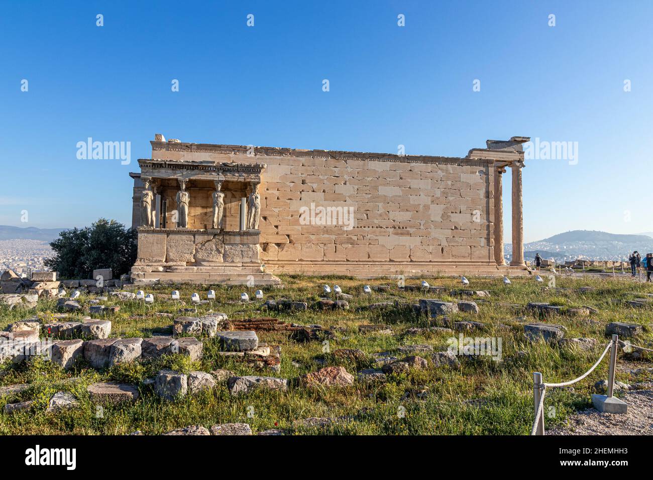Athen, Griechenland. Die Maiden-Veranda des Erechtheion-Tempels in der Akropolis mit den Skulpturen, die als Karyatiden bekannt sind Stockfoto