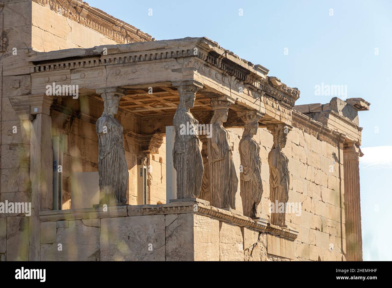 Athen, Griechenland. Die Maiden-Veranda des Erechtheion-Tempels in der Akropolis mit den Skulpturen, die als Karyatiden bekannt sind Stockfoto