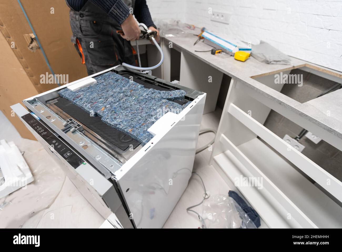 Installationsschläuche für Geschirrspüler Maschine häusliche Verbindung Rohrleitungen in der Küche Stockfoto