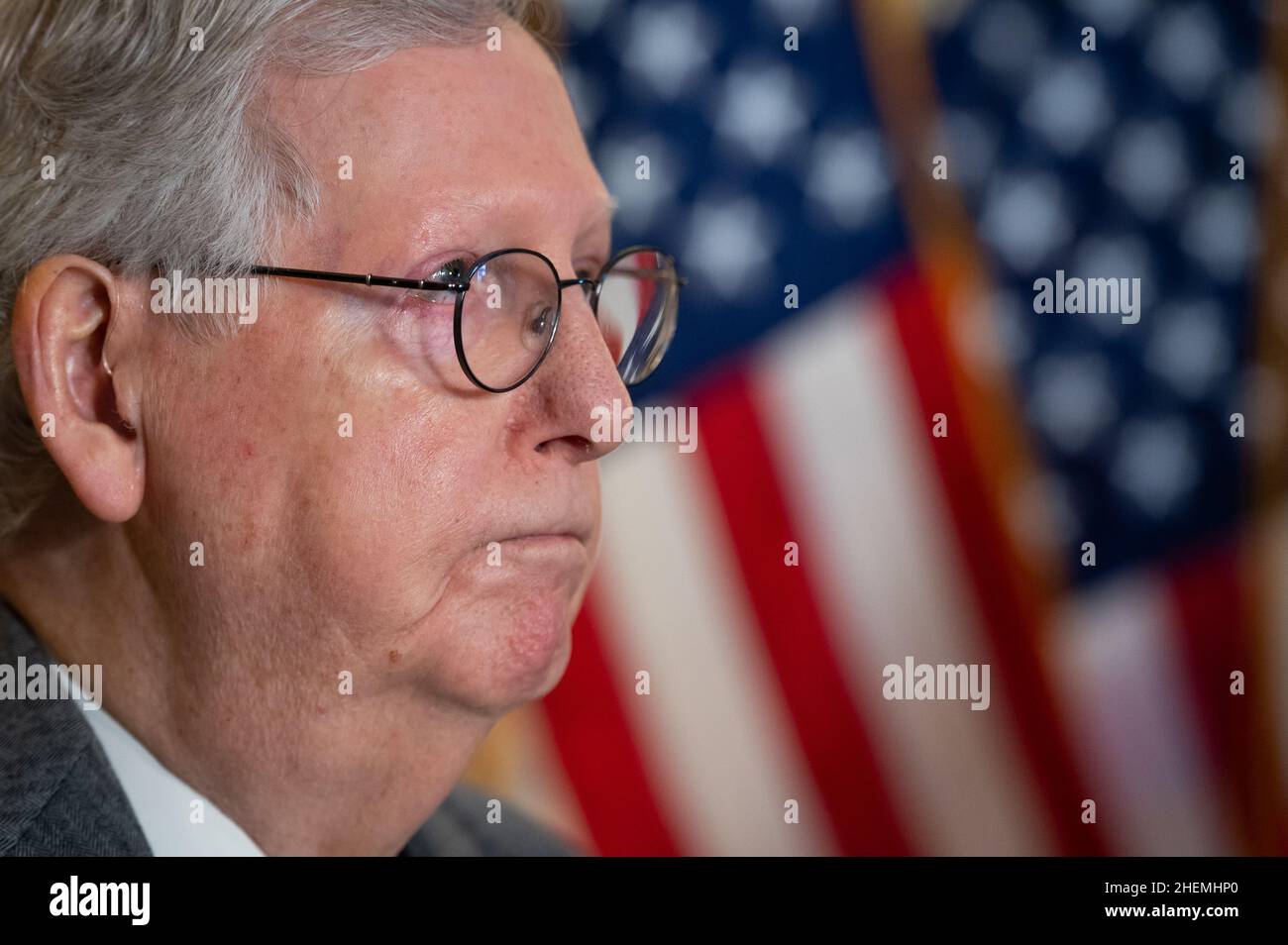 Washington, USA. 11th Januar 2022. Senator Mitch McConnell (R-KY), der Minderheitsführer des Senats, spricht während einer wöchentlichen Pressekonferenz der republikanischen Führung des Senats im US-Kapitol in Washington, DC, am Dienstag, dem 11. Januar, 2022. Heute wird Präsident Biden mit einem großen Kontinent von Gesetzgebern nach Atlanta reisen, um die Frage der Stimmrechte zu stellen und für eine Reform des Filibusters zu sprechen. (Graeme Sloan/Sipa USA) Quelle: SIPA USA/Alamy Live News Stockfoto