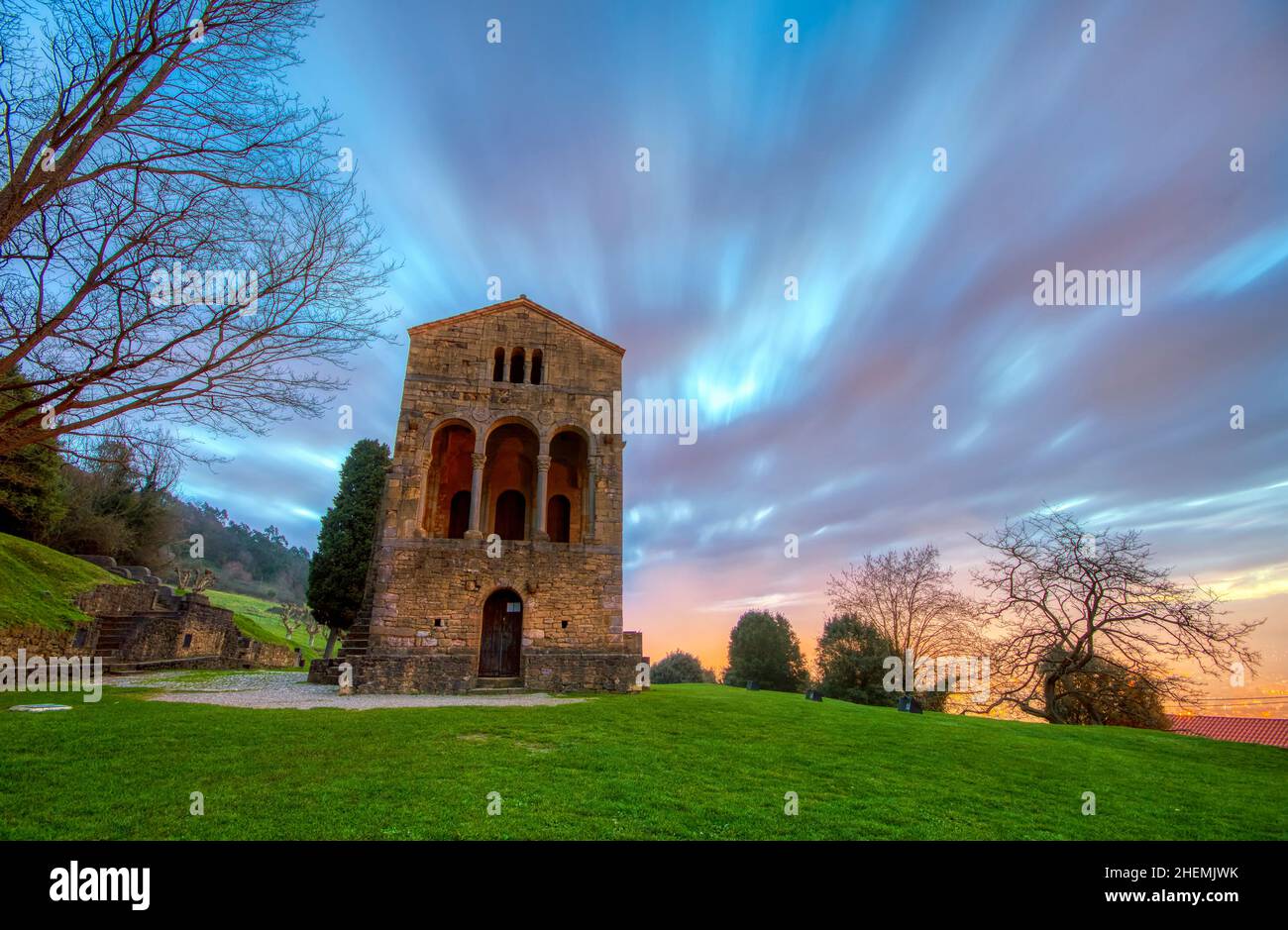 Santa Maria del Naranco, Oviedo, ist ein kleiner Palast aus der vorromanischen Zeit und einer der wenigen, die noch in Europa zu finden sind. Stockfoto