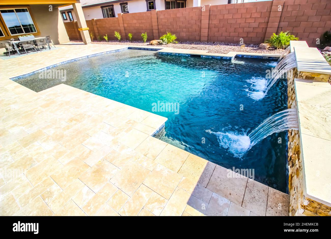 Hinterer Yard-Bereich Mit Terrassenmöbeln Und Swimmingpool Mit Wasserfällen Stockfoto