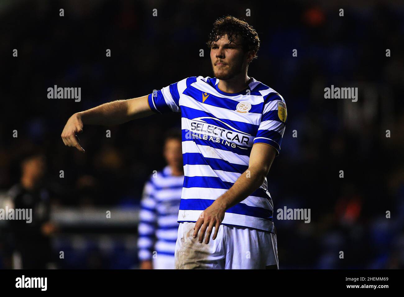 Reading, Großbritannien. 11th Januar 2022. Tom Holmes von Reading schaut zu. EFL Skybet Championship Match, Reading gegen Fulham im Select Car Leasing Stadium in Reading am Dienstag, den 11th. Januar 2022. Dieses Bild darf nur für redaktionelle Zwecke verwendet werden. Nur zur redaktionellen Verwendung, Lizenz für kommerzielle Nutzung erforderlich. Keine Verwendung bei Wetten, Spielen oder Veröffentlichungen in einem Club/einer Liga/einem Spieler. PIC von Steffan Bowen/Andrew Orchard Sports Photography/Alamy Live News Credit: Andrew Orchard Sports Photography/Alamy Live News Stockfoto