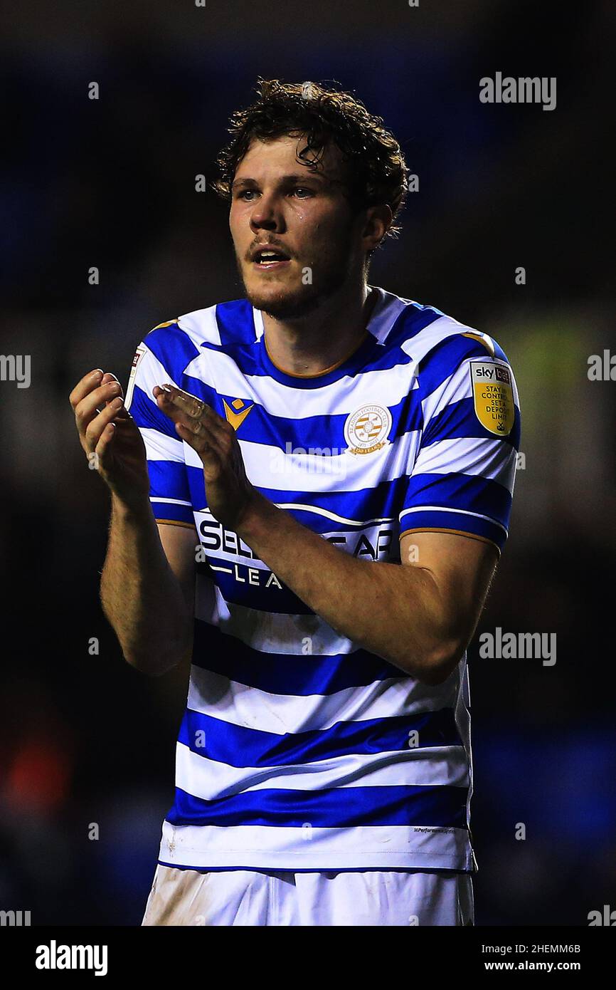 Reading, Großbritannien. 11th Januar 2022. Tom Holmes von Reading schaut zu. EFL Skybet Championship Match, Reading gegen Fulham im Select Car Leasing Stadium in Reading am Dienstag, den 11th. Januar 2022. Dieses Bild darf nur für redaktionelle Zwecke verwendet werden. Nur zur redaktionellen Verwendung, Lizenz für kommerzielle Nutzung erforderlich. Keine Verwendung bei Wetten, Spielen oder Veröffentlichungen in einem Club/einer Liga/einem Spieler. PIC von Steffan Bowen/Andrew Orchard Sports Photography/Alamy Live News Credit: Andrew Orchard Sports Photography/Alamy Live News Stockfoto