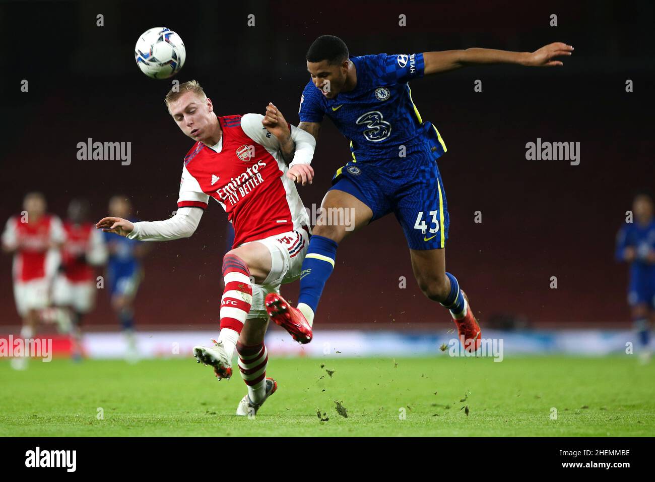 LONDON, GROSSBRITANNIEN. JAN 11th Xavier Mbuyamba fouls Mika Bierith, was zu seinem Abschicken während des EFL Trophy-Spiels zwischen Arsenal und Chelsea am Dienstag, 11th. Januar 2022 im Emirates Stadium, London, führte. (Kredit: Tom West | MI News) Kredit: MI Nachrichten & Sport /Alamy Live News Stockfoto