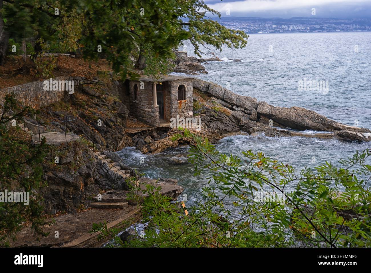 Badeplatz mit Umkleidehütte in einer kleinen Bucht in Opadija, Kroatien Stockfoto