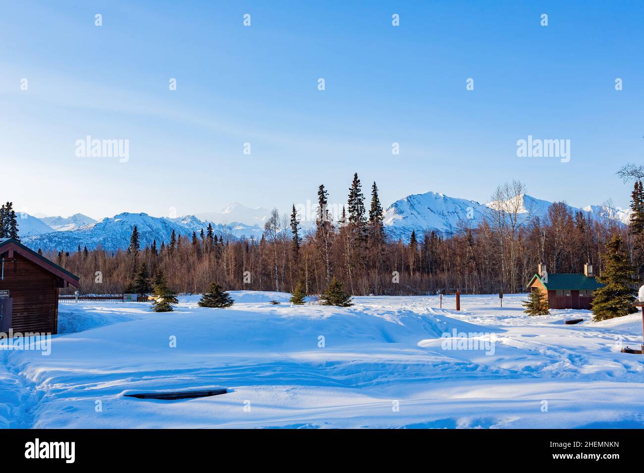 Sonnige, verschneite Aussicht auf den Denali State Park in Fairbanks, Alsaka Stockfoto