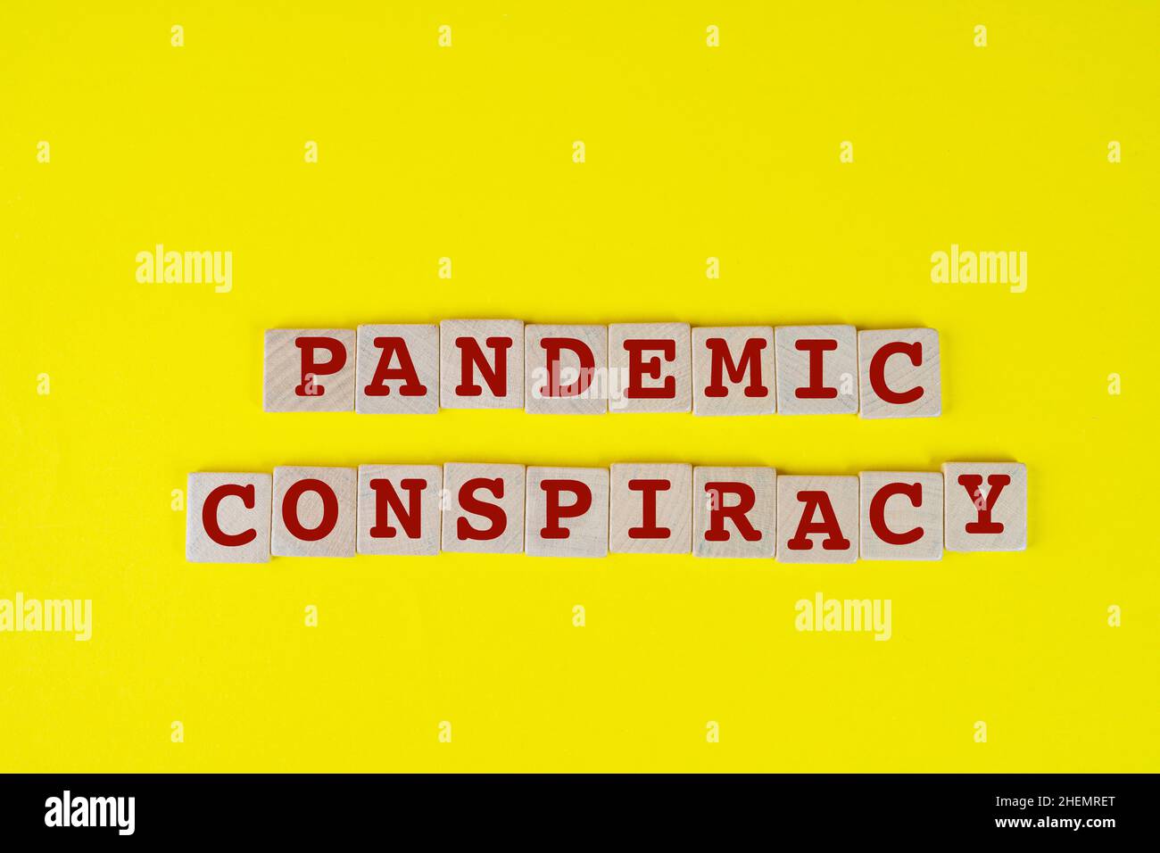 Pandemie-Verschwörung auf einigen Holzdübel geschrieben Stockfoto