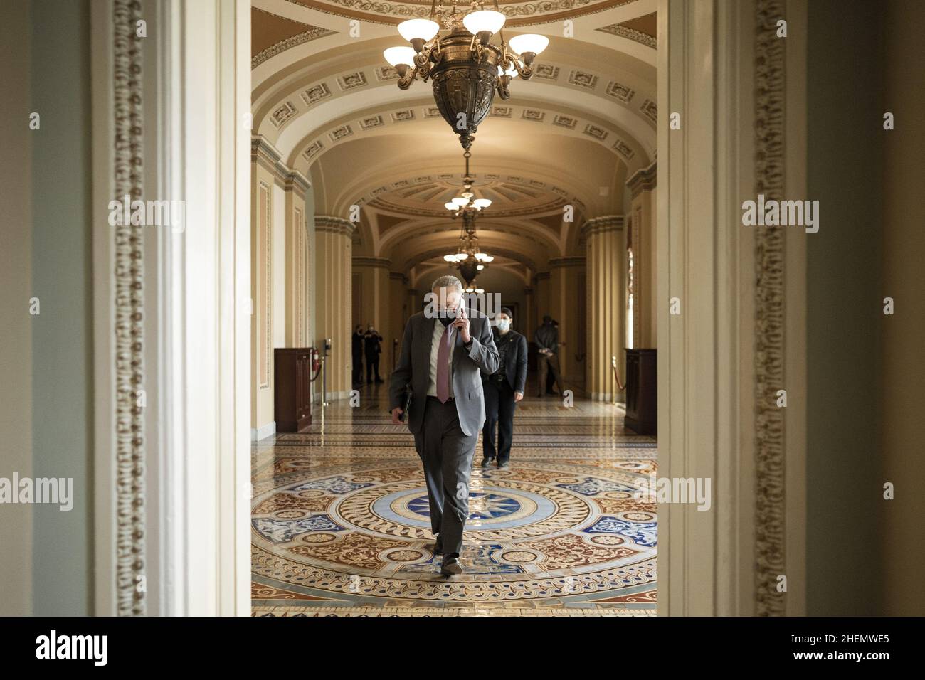 Washington, Usa. 11th Januar 2022. Der Mehrheitsführer des Senats, Chuck Schumer, D-NY, spricht am Dienstag, dem 11. Januar 2022, am Telefon, als er zu seinem Büro auf dem Capitol Hill in Washington, DC geht. Foto von Ken Cedeno/UPI Credit: UPI/Alamy Live News Stockfoto