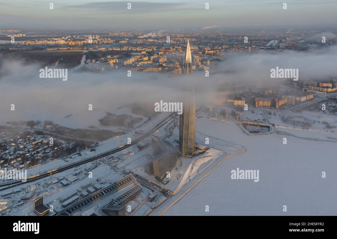 Russland, St. Petersburg, 08. Januar 2022: Lakhta Zentrum Wolkenkratzer in einem Winter frostigen Abend bei Sonnenuntergang, das zukünftige Hauptgebäude des Büros der Stockfoto