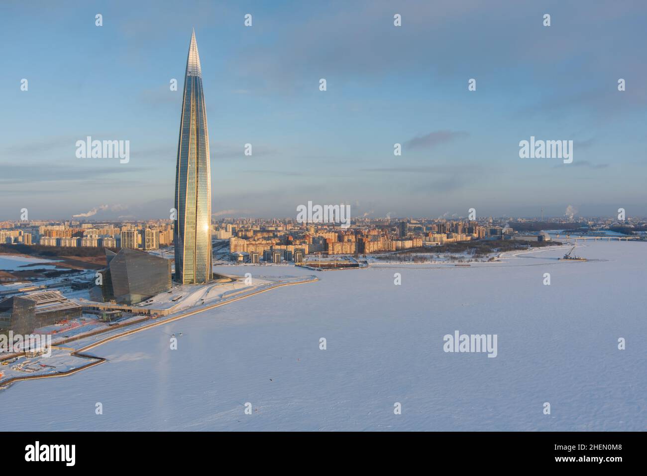 Russland, St. Petersburg, 08. Januar 2022: Lakhta Zentrum Wolkenkratzer in einem Winter frostigen Abend bei Sonnenuntergang, das zukünftige Hauptgebäude des Büros der Stockfoto