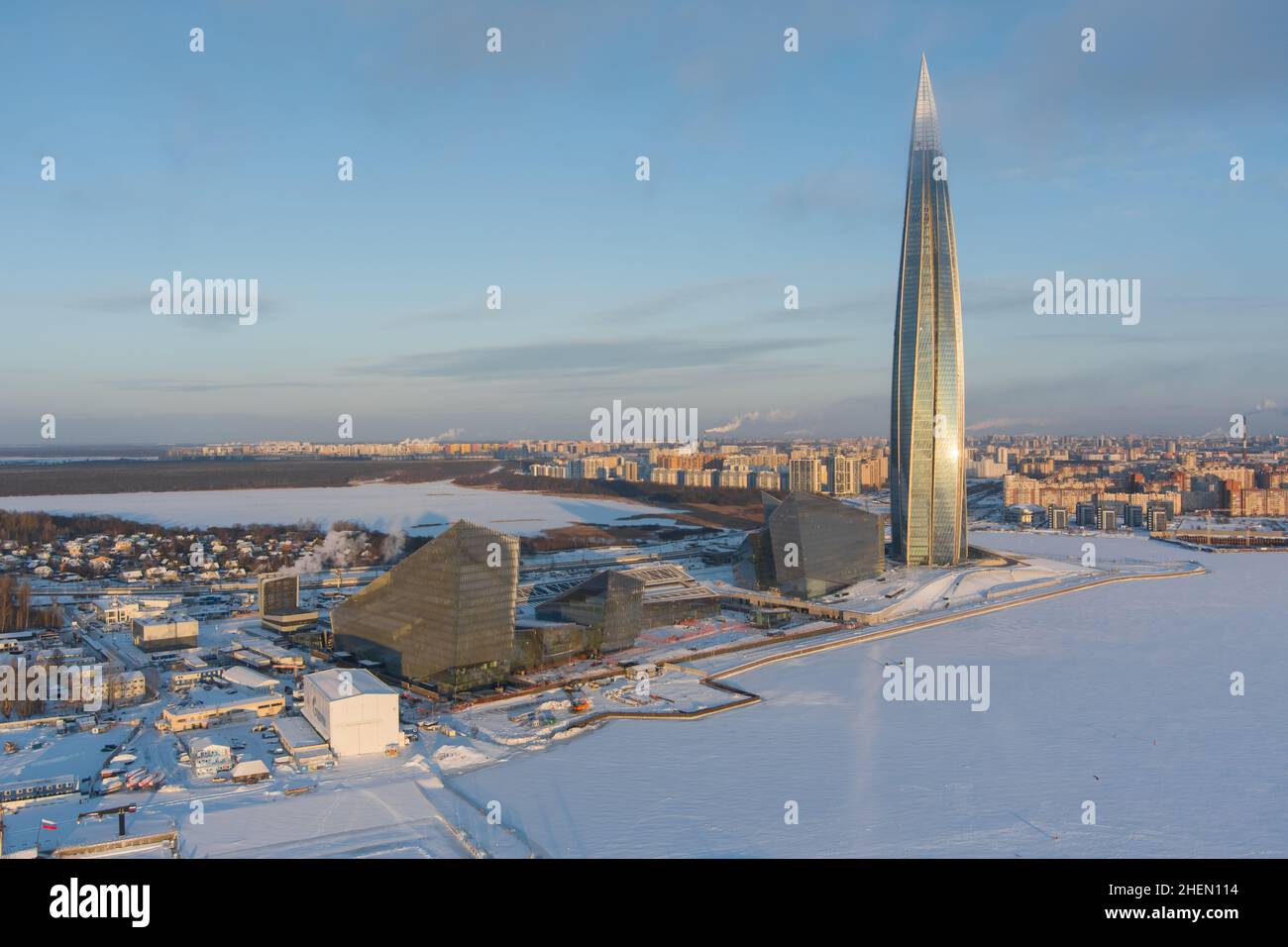 Russland, St. Petersburg, 08. Januar 2022: Lakhta Zentrum Wolkenkratzer in einem Winter frostigen Abend bei Sonnenuntergang, das zukünftige Hauptgebäude des Büros der Stockfoto